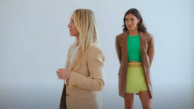 Mini jupe-short Zara vert citron portée par Chloe Tucker Caine comme on le voit dans Owning Manhattan (S01E04)