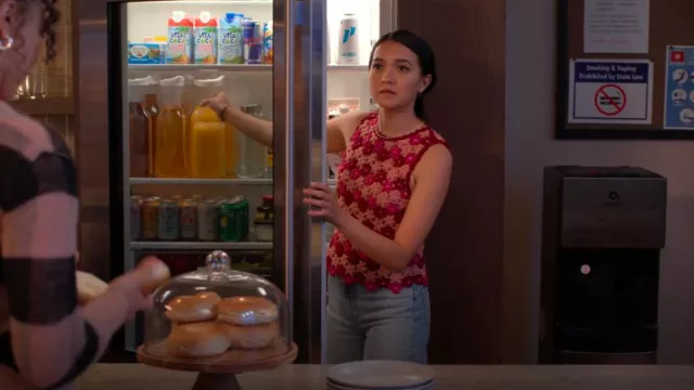 Alice + Olivia Reva Flower Crochet Shell Top porté par Luna (Rachel Marsh) comme on le voit dans Unstable (S02E04)