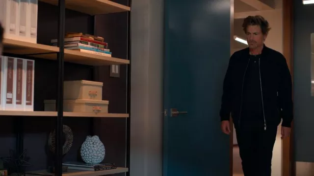 Blouson aviateur Theory City porté par Ellis Dragon (Rob Lowe) tel qu’on le voit dans Unstable (S02E04)
