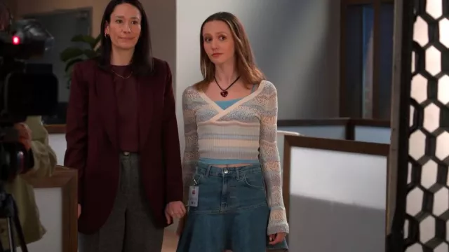 Free People Alara Midi Jupe portée par Georgia (Iris Apatow) comme on le voit dans Unstable (S02E06)