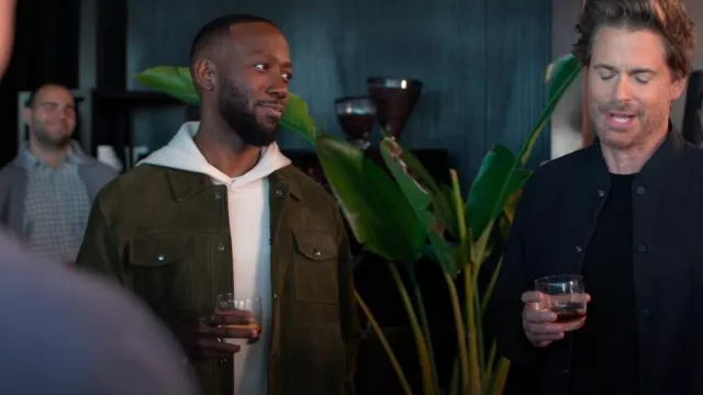Banana Republic Veste camionneur en daim pour hommes portée par Peter (Lamorne Morris) comme on le voit dans Unstable (S02E08)