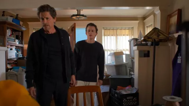 Rail Bryce Sweater porté par Jackson Dragon (John Owen Lowe) comme on le voit dans Unstable (S02E08)