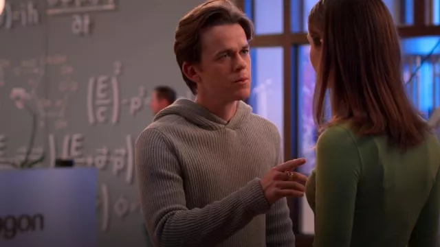 Paige Bowery Pullover Sweater porté par Jackson Dragon (John Owen Lowe) comme on le voit dans Unstable (S02E08)