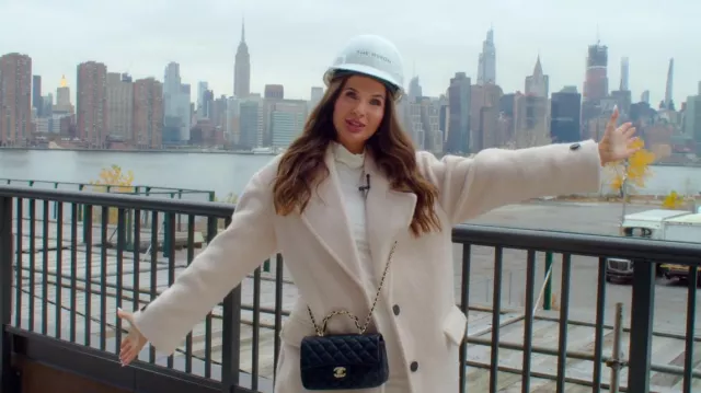 Sac Chanel 23K à rabat avec poignée porté par Jessica Markowski comme on le voit dans Owning Manhattan (S01E06)