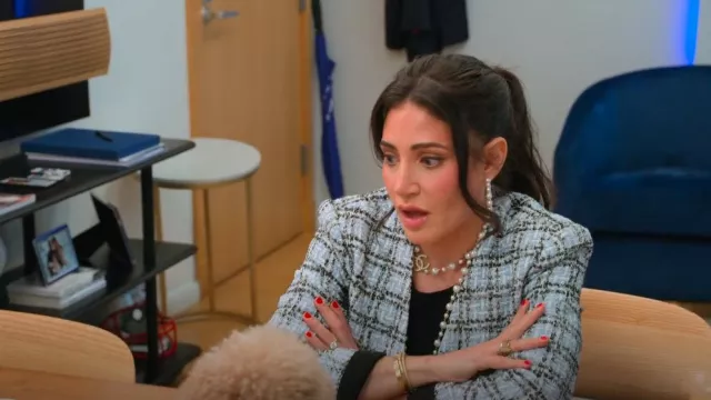 Chanel Long Collier de perles porté par Chloe Tucker Caine comme on le voit dans Owning Manhattan (S01E08)