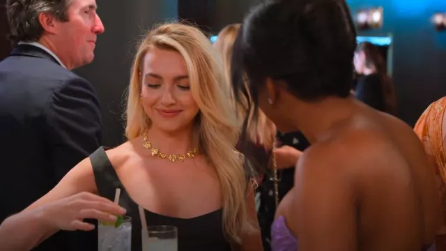 Oscar De La Renta Collier Crushed Heart porté par Savannah Gowarty comme on le voit dans Owning Manhattan (S01E08)