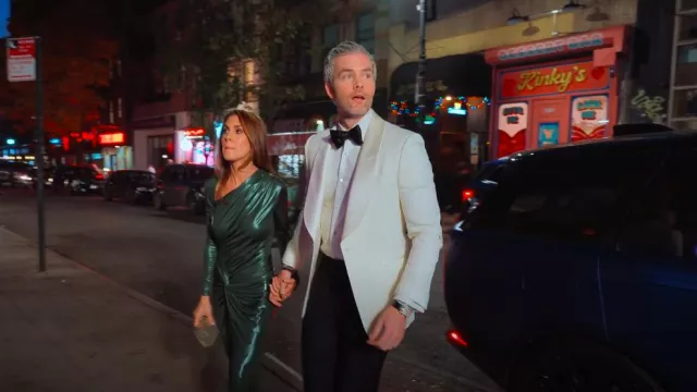 Lapointe Robe maxi sarong drapée asymétrique en jersey métallisé portée par Emilia Bechrakis comme on le voit dans Owning Manhattan (S01E08)