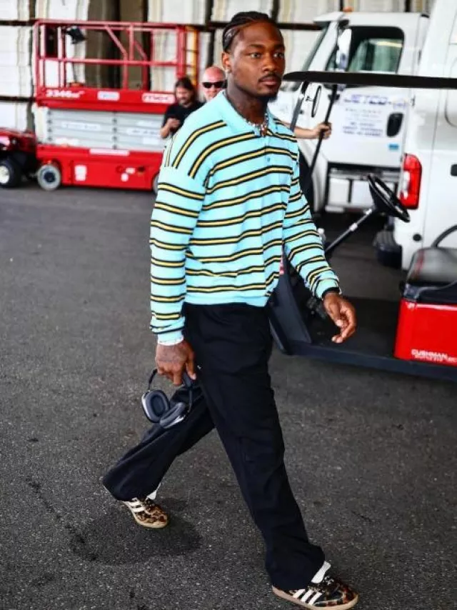 Apple AirPods Max Black worn by Stefon Diggs on the Instagram account @blitzfits