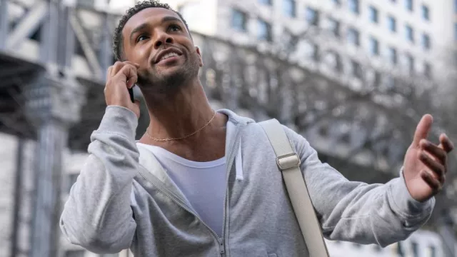 Emily in Paris Wardrobe : Alfie (Lucien Laviscount) porte un sweat à capuche zippé gris dans la saison 4 de la série télévisée
