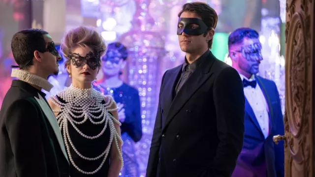 Obtenez les looks d’Emily dans la série télévisée Paris : Camille (Camille Razat) porte un collier châle en perles blanches dans la saison 4