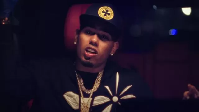 Chrome Hearts Noir & Jaune Plus Croix Seal Chapeau porté par Myke Towers dans Myke Towers & NTG - LA PRIMERA VEZ (Vidéo Officielle)