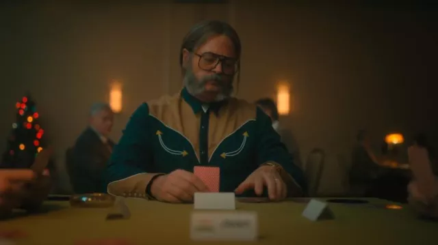 Sneum Camisa vaquera con bolsillo Smile Two-Tone iSSSn Tencel verde y marrón usado por el Dr. Gene Thibodeau (Nick Offerman) como se ve en The Umbrella Academy (S04E01)