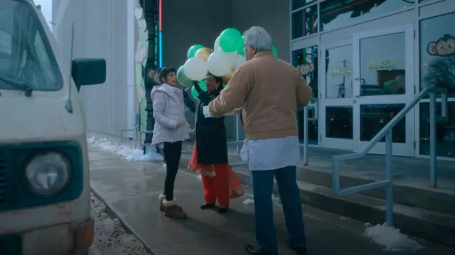Mini bottes Ugg Classic portées par Lila Pitts (Ritu Arya) comme on le voit dans The Umbrella Academy (S04E01)