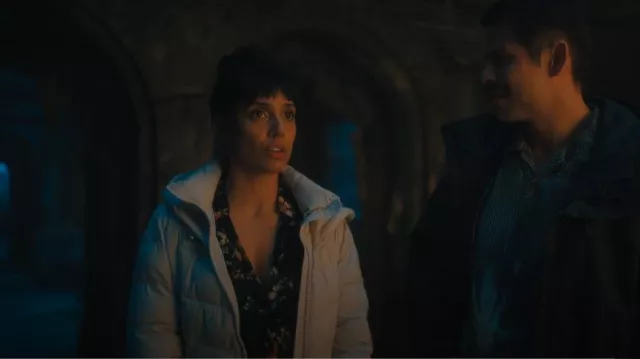 Chaqueta acolchada elástica de Calvin Klein usada por Lila Pitts (Ritu Arya) como se ve en The Umbrella Academy (T04E01)