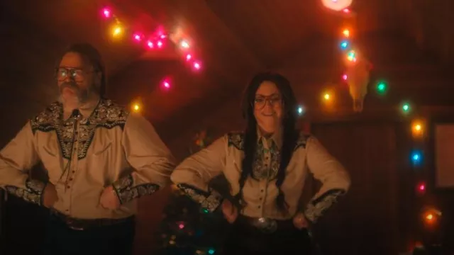 Camisa vaquera de manga larga bordada con flores para mujer Scully usada por la Dra. Jean Thibodeau (Megan Mullally) como se ve en The Umbrella Academy (S04E03)