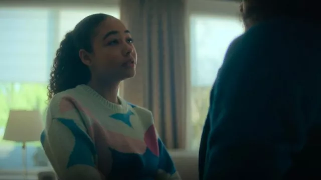 Coton sur Blondie Pull à col rond en bleu fleuri porté par Claire Hargreeves (Millie Davis) comme on le voit dans The Umbrella Academy (S04E04)