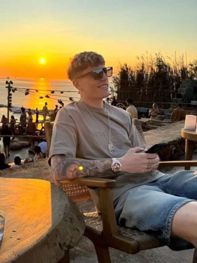 Camiseta Dior x Stone Island Brown Compass Logo usada por Alejandro Garnacho en la cuenta de Instagram @footballerfits