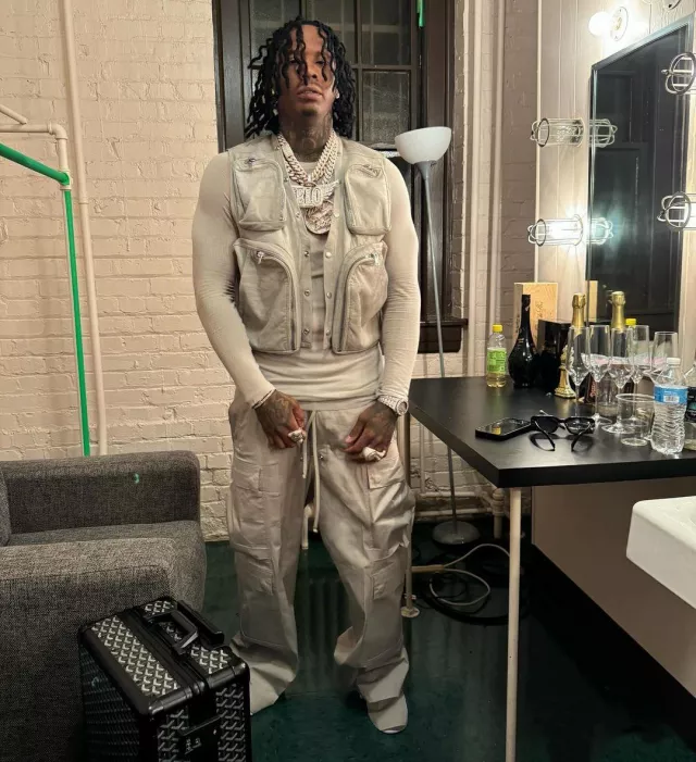 Rick Owens Pearl Grey Leather Charmed Cargo Vest usado por Moneybagg Yo en la cuenta de Instagram @moneybaggyo