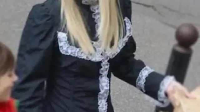 Tenues d’Emily in Paris : Camille (Camille Razat) porte une veste noire à volants dans la saison 4, épisode 3