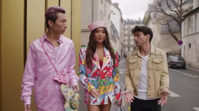 Philipp Plein Minijupe à imprimé graffiti ornée de cristaux portée par Mindy Chen (Ashley Park) vue dans Emily in Paris (S04E01)