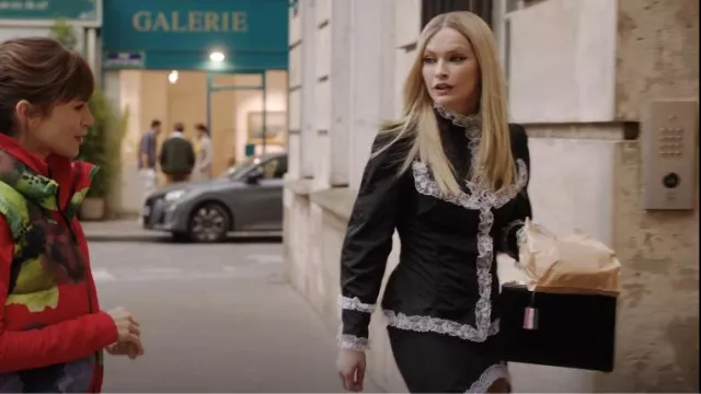 Fidan Novruzova Veste Aza noire portée par Camille (Camille Razat) vue dans Emily in Paris (S04E03)