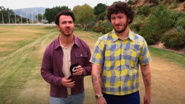 Chaqueta Corridor Bedford Cord Zip usada por Kevin Jonas como se ve en Claim to Fame (S03E05)