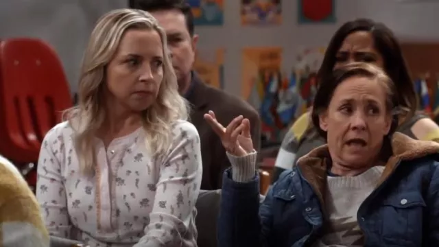 Top térmico Carly de Free People usado por Becky Conner-Healy (Lecy Goranson) como se ve en The Conners (T06E10)