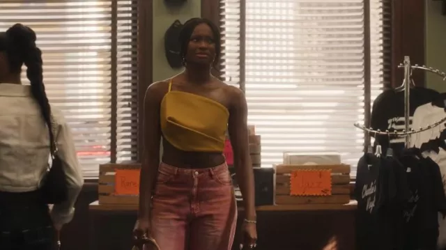 Vaqueros Hanifa Aster Acid usados por Hilary Banks (Coco Jones) como se ve en Bel-Air (S03E02)