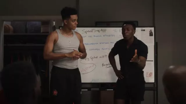Short baggy de football Balenciaga porté par Will Smith (Jabari Banks) comme on le voit dans Bel-Air (S03E02)