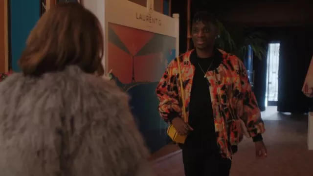 Domestique Mini Cagette Pouch en Jaune portée par Julien (Samuel Arnold) comme on le voit dans Emily in Paris (S04E04)
