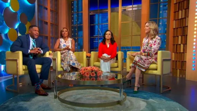 Vestido floral con ribete a rayas de Lai Meng Five Cats usado por Lara Spencer como se vio en Good Morning America el 15 de agosto de 2024