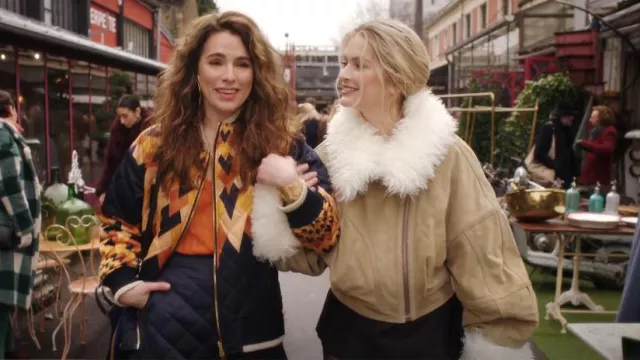 Veste en daim Vaillant avec bordure en fausse fourrure portée par Camille (Camille Razat) comme on le voit dans Emily in Paris (S04E05)
