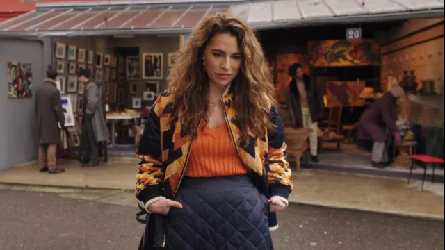 La Doublej Suki Jupe En Egyptien Placée Or portée par Sofia Sideris (Melia Kreiling) comme on le voit dans Emily in Paris (S04E05)