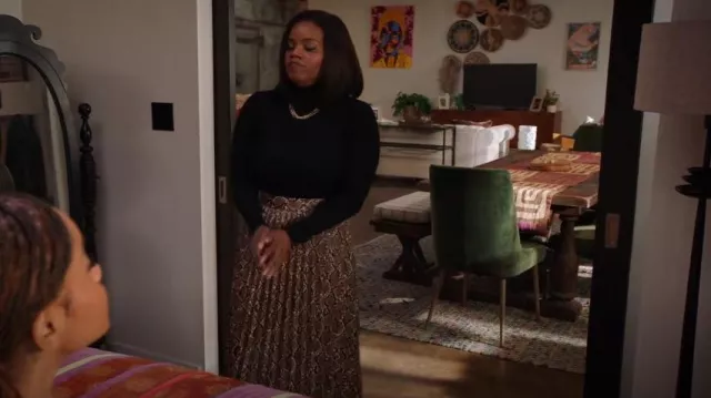 Falda midi plisada de piel sintética con estampado de piel de serpiente de Zara, usada por Amara Patterson (Kelly Jenrette) como se ve en All American: Homecoming (S03E07)