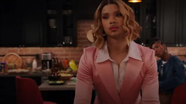 Alice + Olivia Satin Self-Tie Blazer usado por Nathaniel Hardin (Rhoyle Ivy King) como se ve en All American: Homecoming (S03E07)