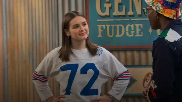 Camiseta gráfica Mother The Footballer usada por Winnie Webber (Shiloh Verrico) como se ve en BUNK'D: Learning the Ropes (T07E15)