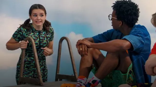 Maillot de bain TomBoy Narwhal porté par Winnie Webber (Shiloh Verrico) tel qu’on le voit dans BUNK’D : Learning the Ropes (S07E16)