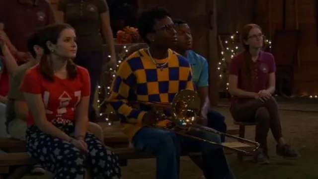 Crazy Dog T-Shirts Store Lit Firework Tshirt Funny 4th of July Parade Firecracker Graphic Novelty Tee usada por Winnie Webber (Shiloh Verrico) como se ve en BUNK'D: Learning the Ropes (S07E17)