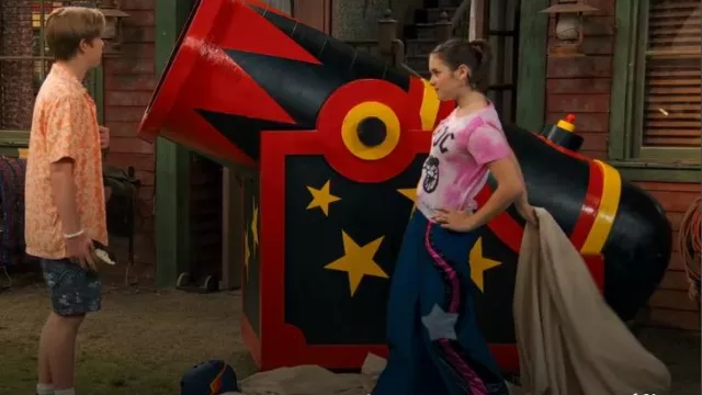 Delia’s by Dolls Kill Superstar Behavior Jean large porté par Winnie Webber (Shiloh Verrico) comme on le voit dans BUNK’D : Learning the Ropes (S07E17)