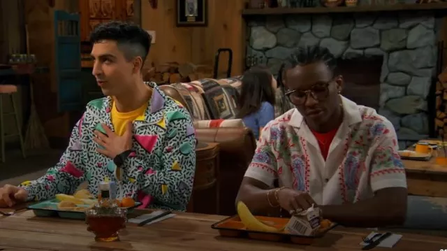 Asos Design Chemise de camp en lin brodé décontractée portée par Noah Lambert (Israel Johnson) comme on le voit dans BUNK’D : Learning the Ropes (S07E19)