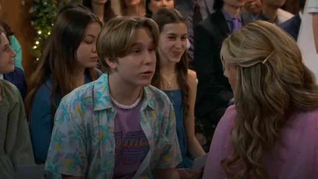Chemise hawaïenne d’été de la parade de l’ananas blanc des elfes ivres portée par Jake Jacobs (Luke Busey) comme on le voit dans BUNK’D : Apprendre les ficelles du métier (S07E22)