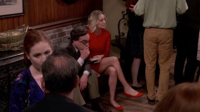 The lace dress red Penny (Kaley Cuoco) in The Big Bang Theory S09E15