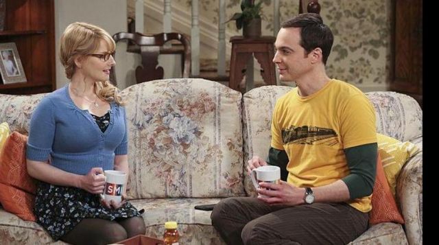 Le t-shirt jaune train de Sheldon Cooper (Jim Parsons)  dansThe Big Bang Theory (S09E04)