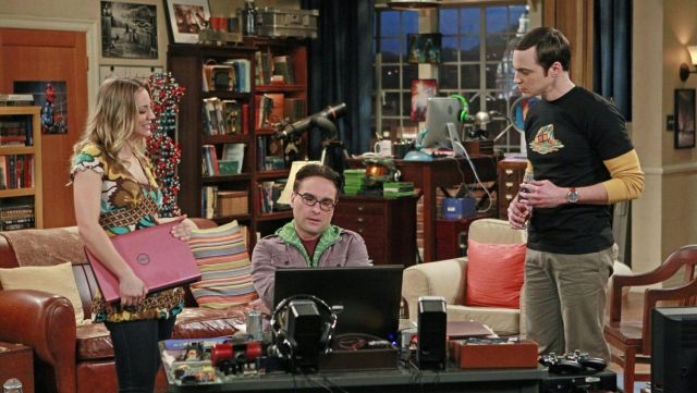 The t-shirt Rubik s Cube Sheldon Cooper (Jim Parsons) in The Big Bang Theory S05E11