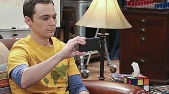 t-shirt world map yellow of Sheldon Cooper (Jim Parsons) in The Big Bang Theory