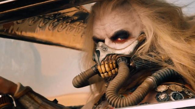 Masque comme on le voit sur Immortan Joe (Hugh Keays-Byrne) dans Mad Max Fury Road