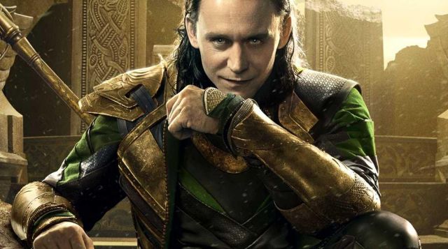 Les brassards dorés de Loki (Tom Hiddleston) dans Thor