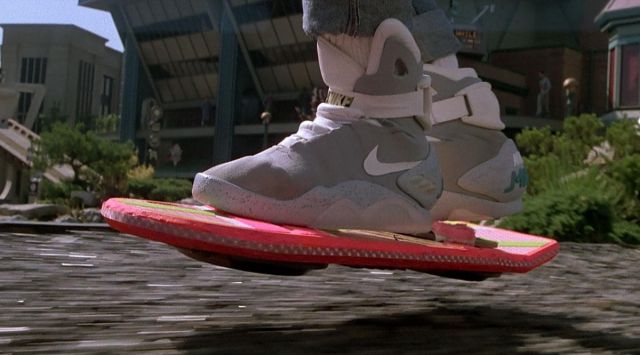L'Hoverboard (Lexus) utilisé par Marty McFly (Michael J. Fox) dans Retour Vers Le Futur Partie II