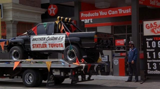 Toyota Hilux (SR5) conducido por Marty Mc Fly (Michael J. Fox) en Back To The Future