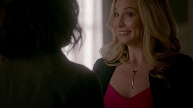 le colier de Caroline Forbes ( Candice Accola ) dans The Vampire Diaries